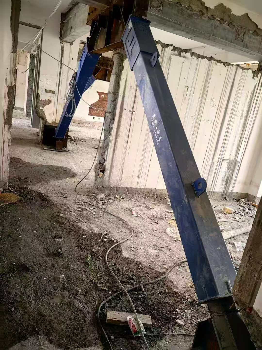 江汉石油管理局柱子粘钢加固施工工艺